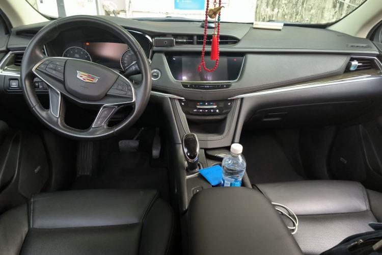 Used Cadillac XT5 2018 25T Luxury Model Center Console