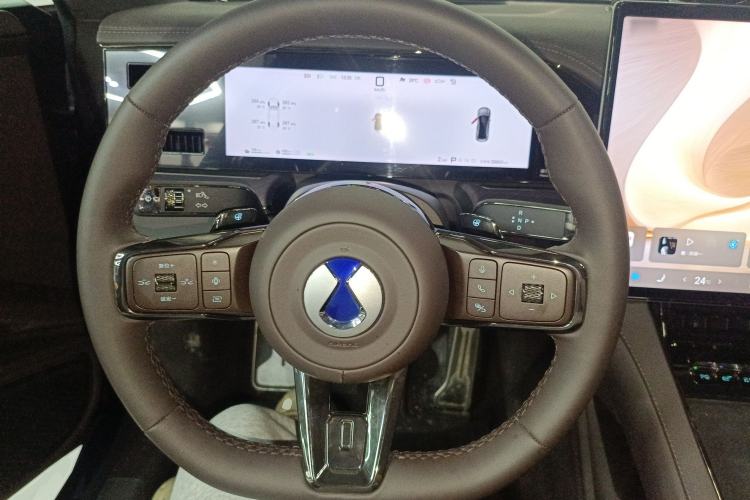 Used Denza Z9 2024 1100 km All-Wheel-Drive Ultra Version Steering Wheel