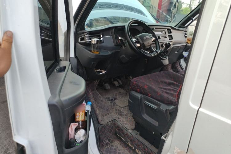 Used JMC Fushun 2023 2.0T Manual Short-Wheelbase Mid-Roof Commercial Van Transporter 2/3 Seats