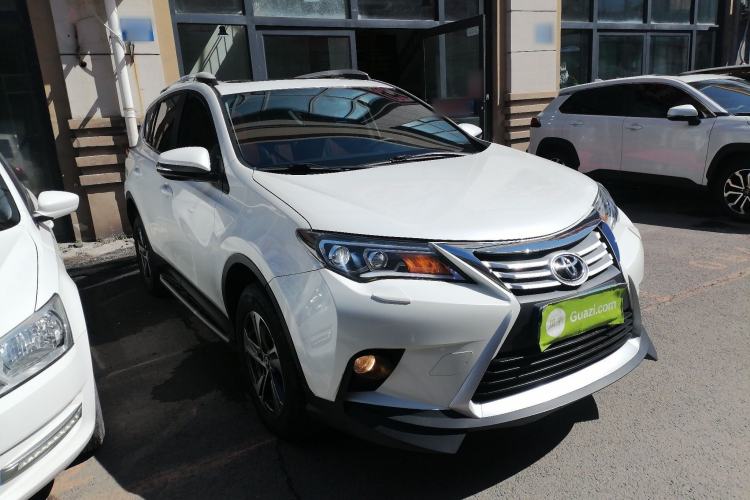 Used Toyota RAV4 2015 2.0L CVT Two-Wheel Drive Fashion Edition Front Right 45 Deg