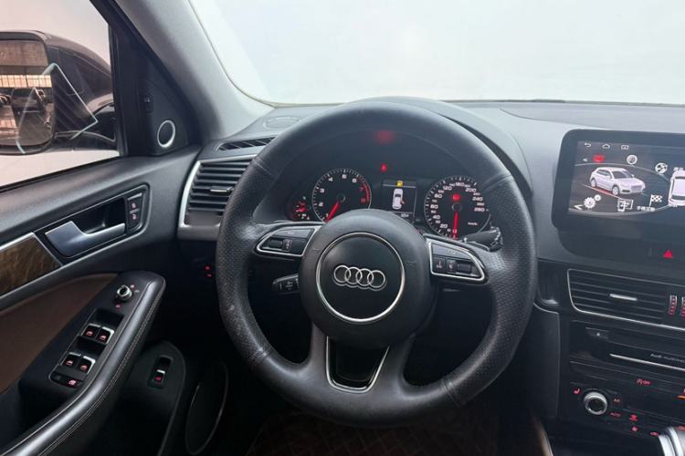 Used Audi Q5 2017 Plus 40 TFSI Comfort Model Steering Wheel