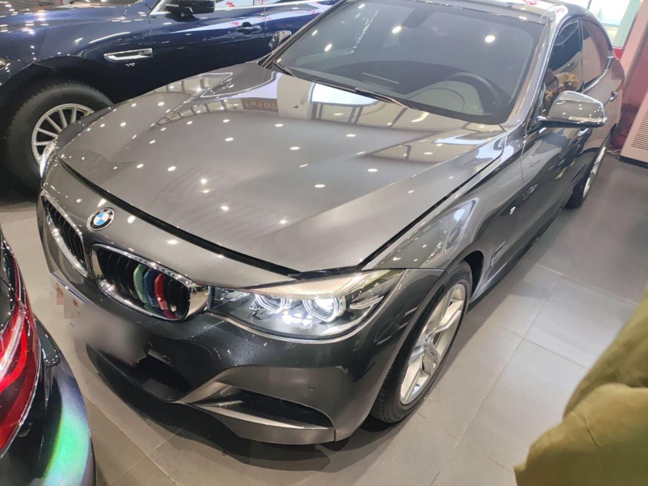 تحت مقدمة السيارة