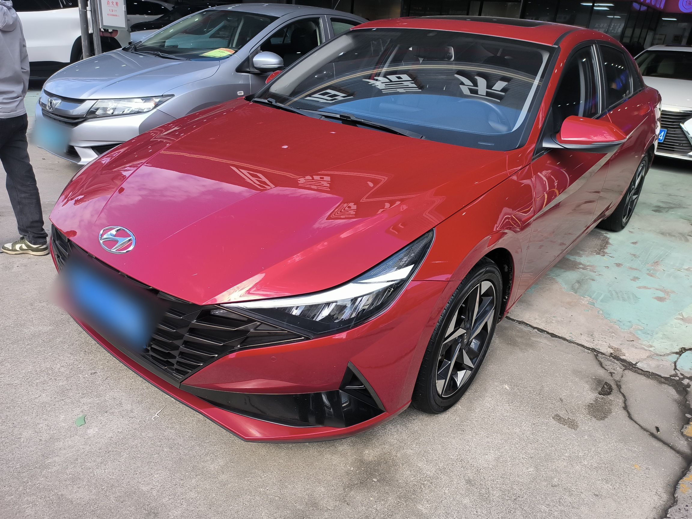 تحت مقدمة السيارة