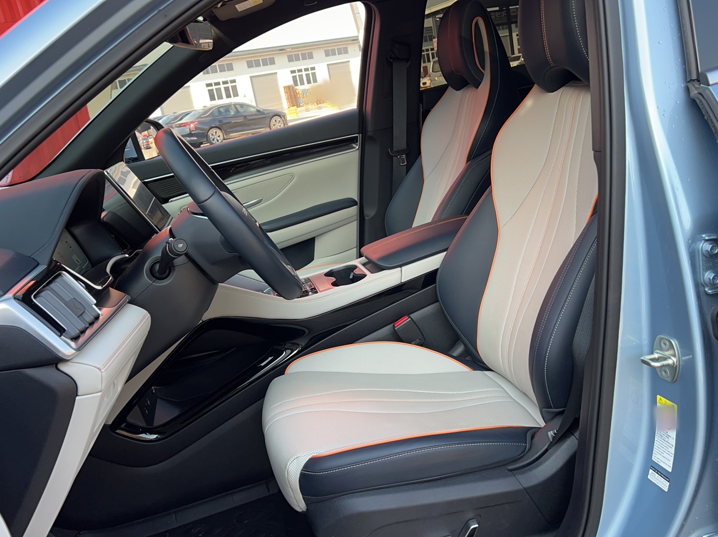 Переднее сиденье в автомобиле