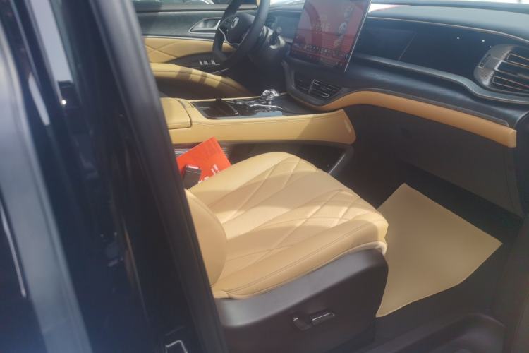 Used Denza D9 2025 DM-i Smart Drive 1020 Four-Wheel Drive Deluxe Model
