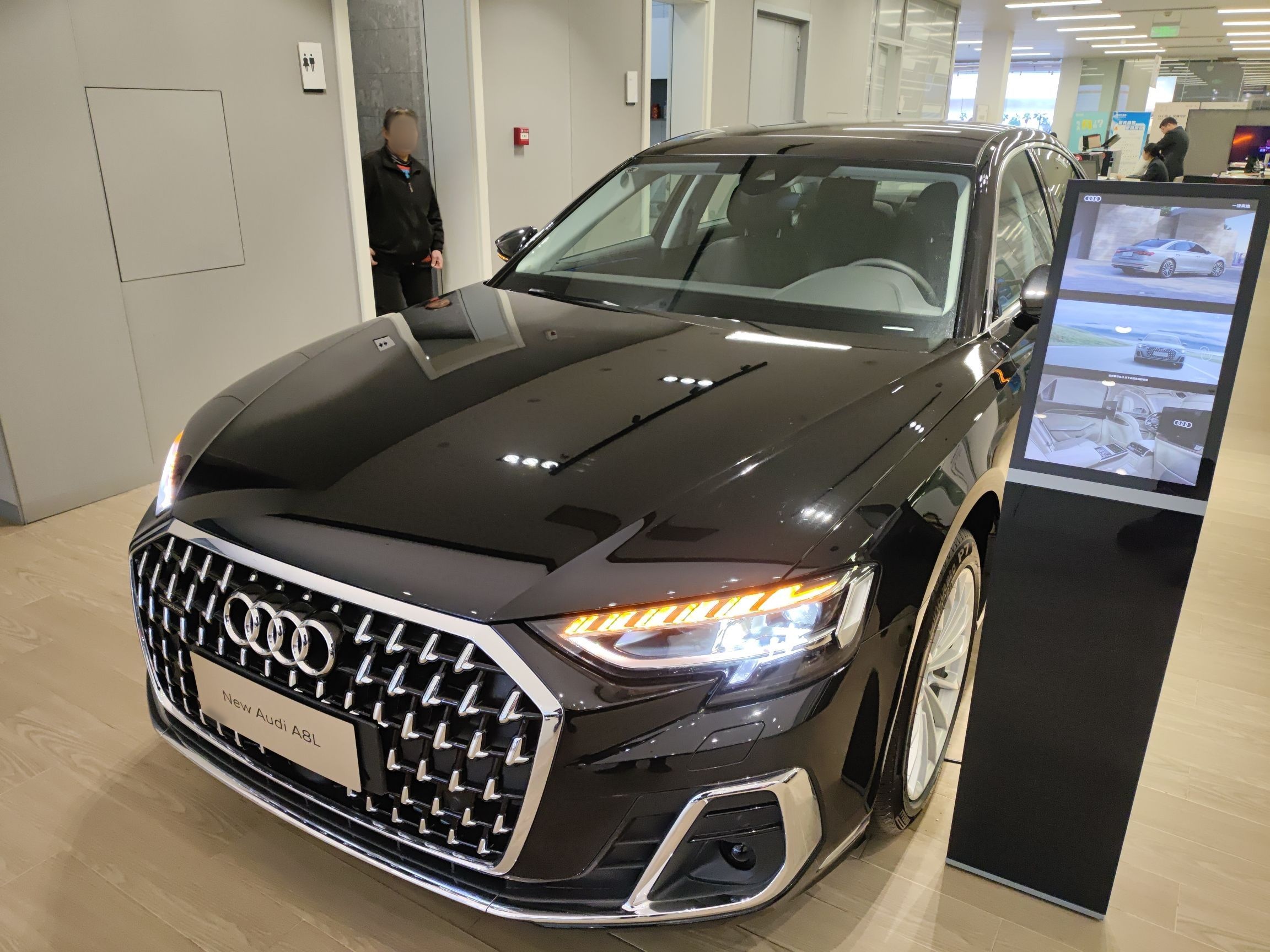 تحت مقدمة السيارة