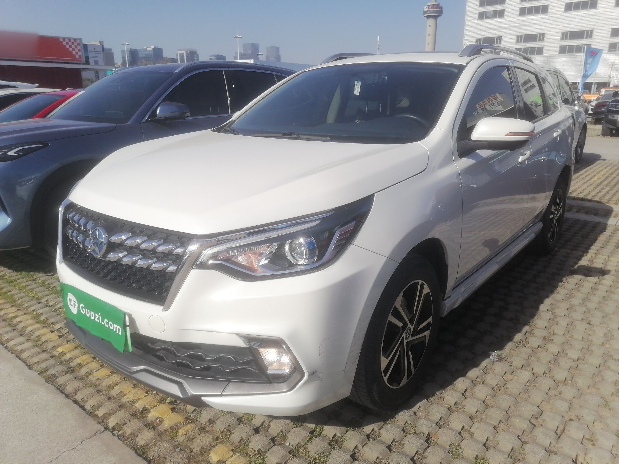 Под передней частью автомобиля