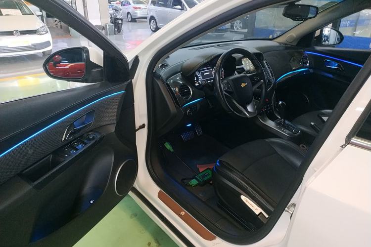 Used Chevrolet Cruze 2013 Hatchback 1.6T Automatic Flagship Model Driver Seat