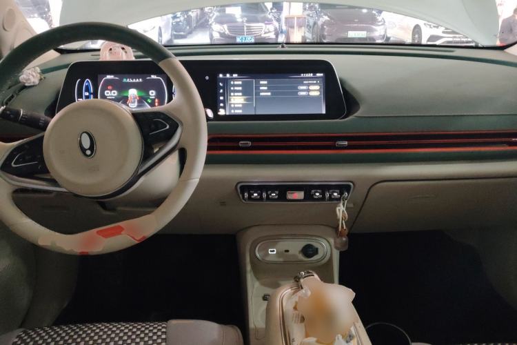 Used ORA Good Cat 2023 401 km Standard Range Luxury Version Lithium Iron Phosphate Center Console