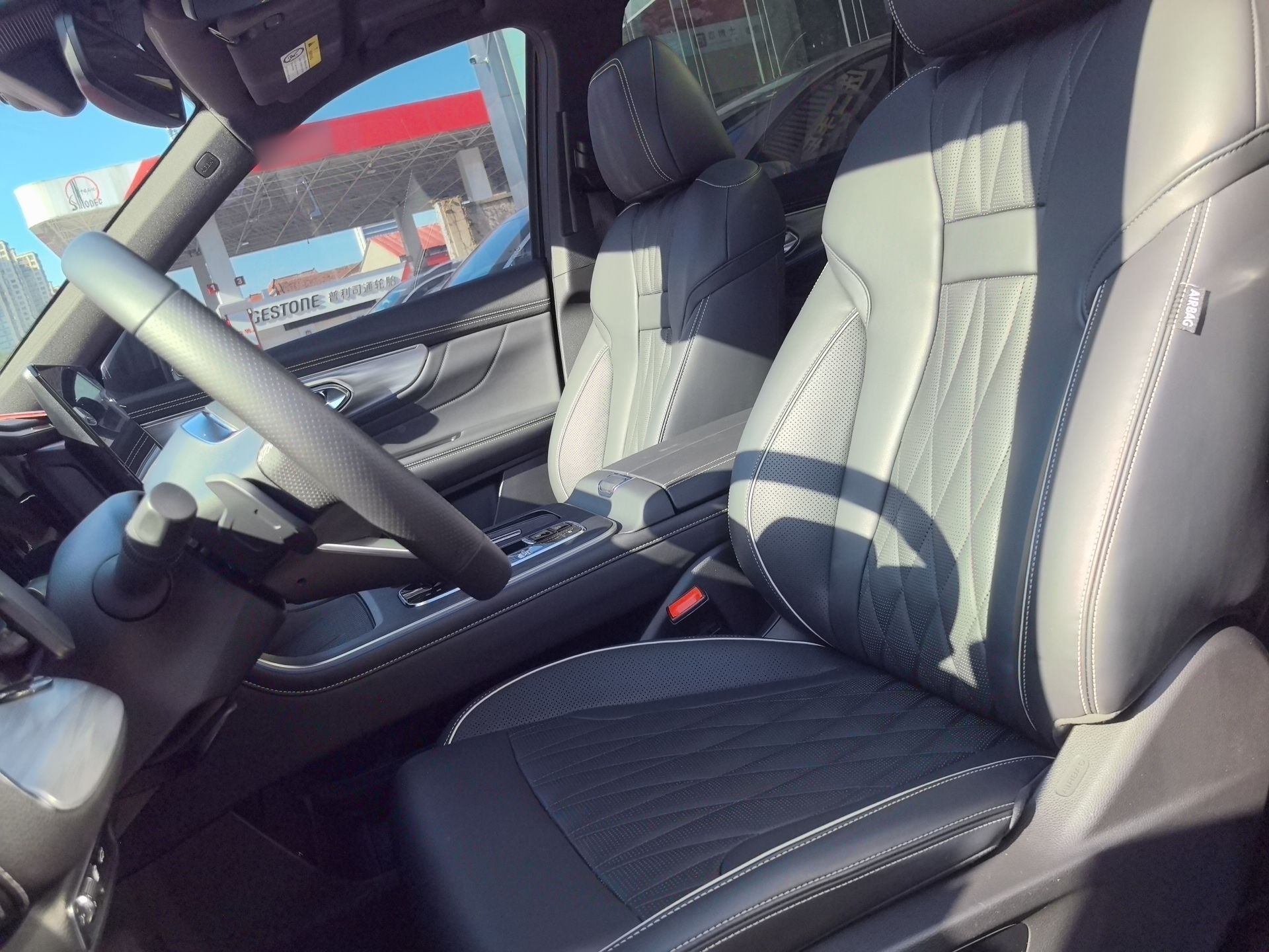 المقاعد الأمامية داخل السيارة