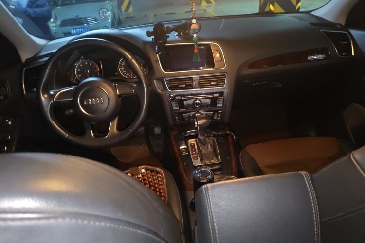 Used Audi Q5 2017 Plus 40 TFSI Ambition Model Center Console