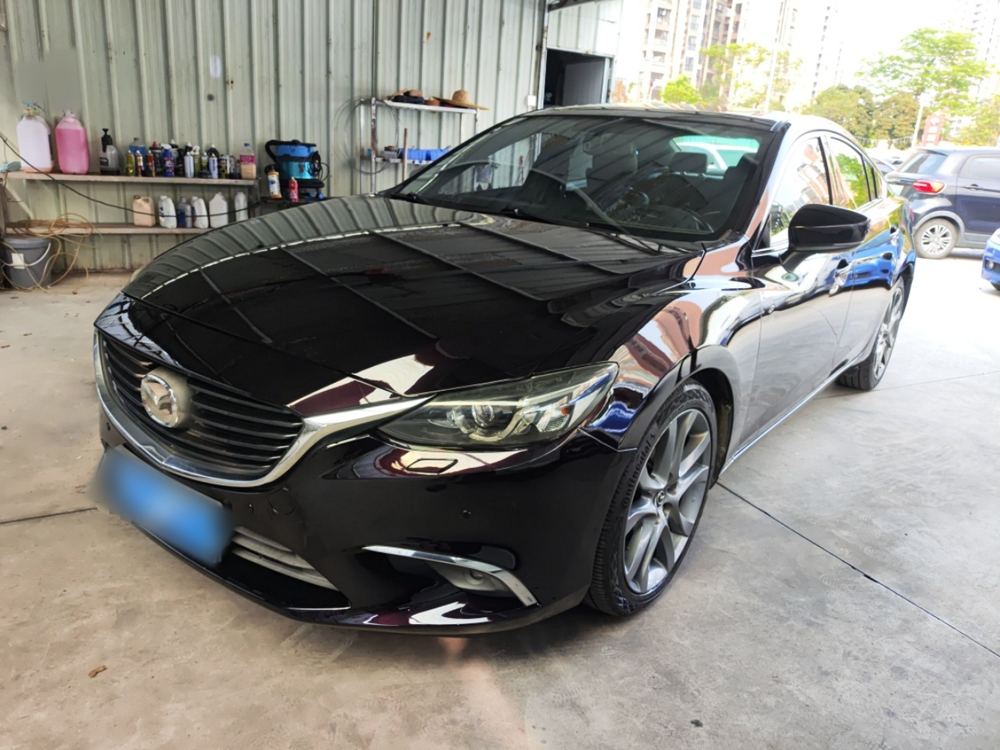 تحت مقدمة السيارة