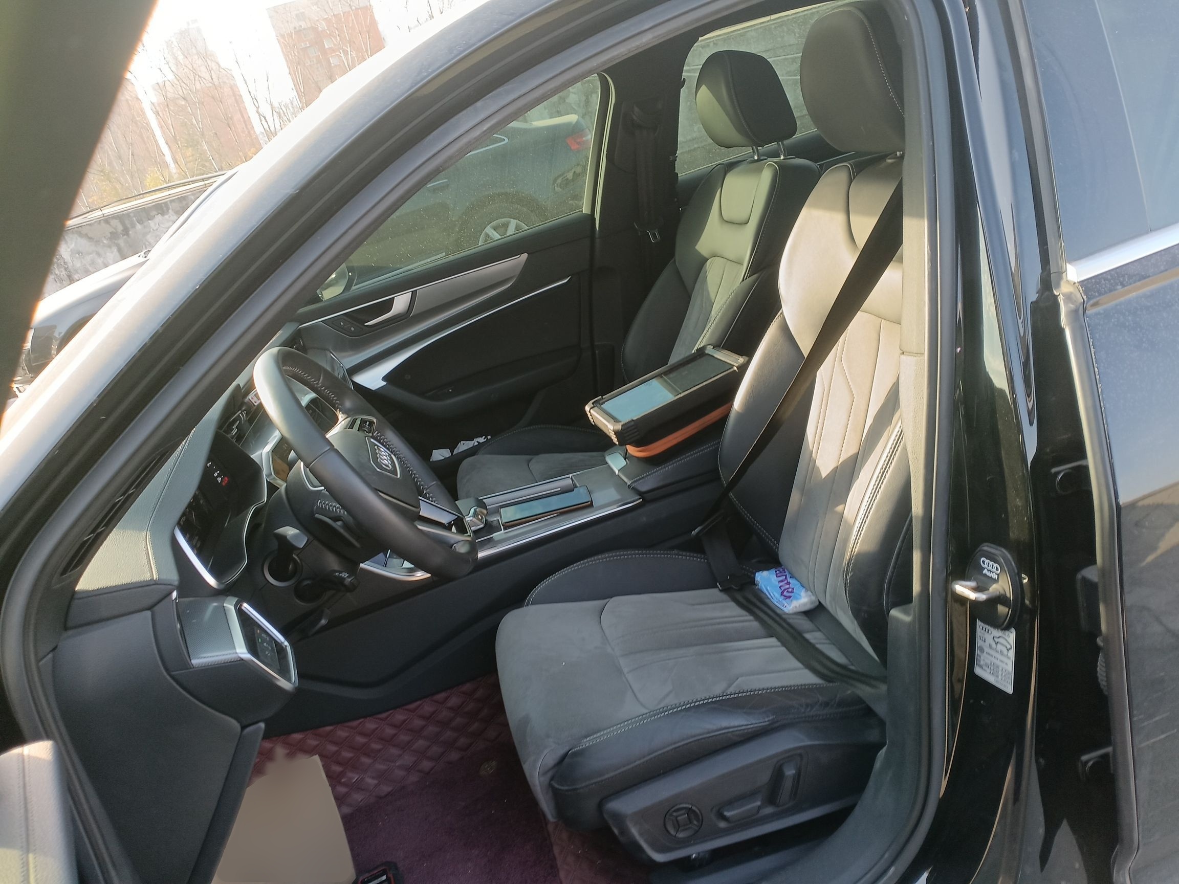 المقاعد الأمامية داخل السيارة