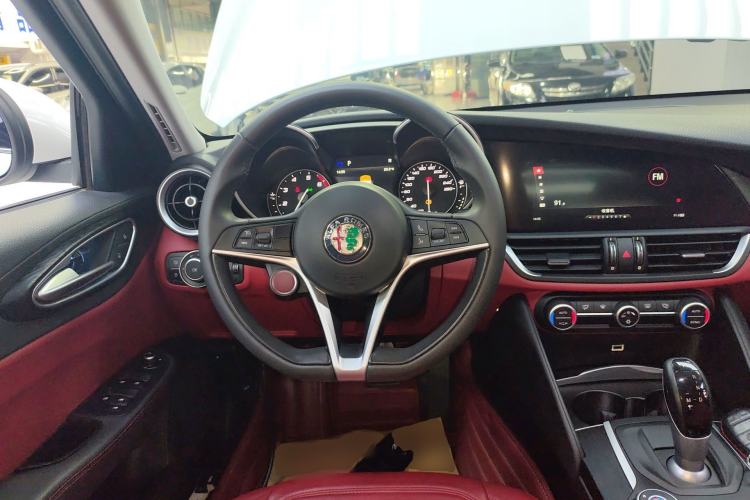 Used Alfa Romeo Giulia 2017 2.0T 200HP Luxury Edition

