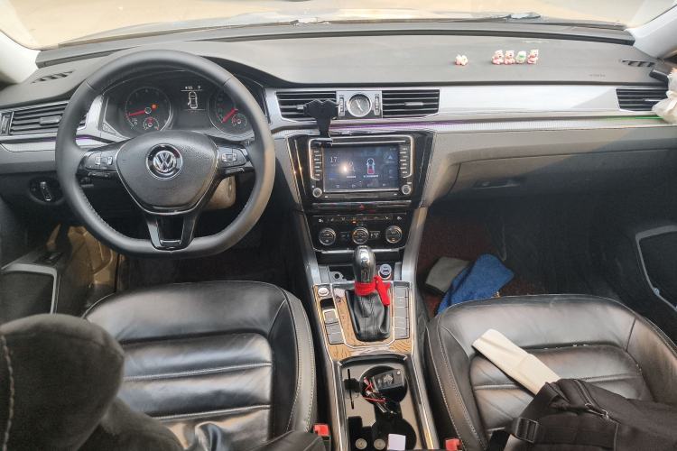 Used Volkswagen Passat 2017 280TSI DSG Luxury Edition Center Console