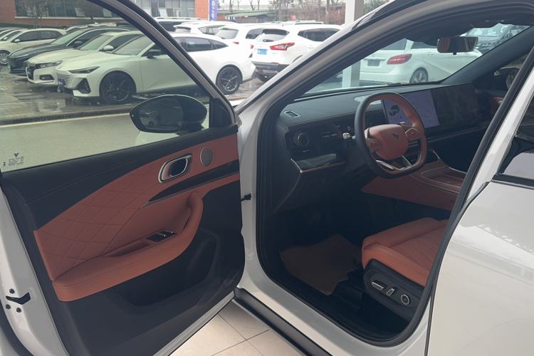 Used NETA L 2024 Extended-Range 310 Flash-Charge Red Edition Interior 1