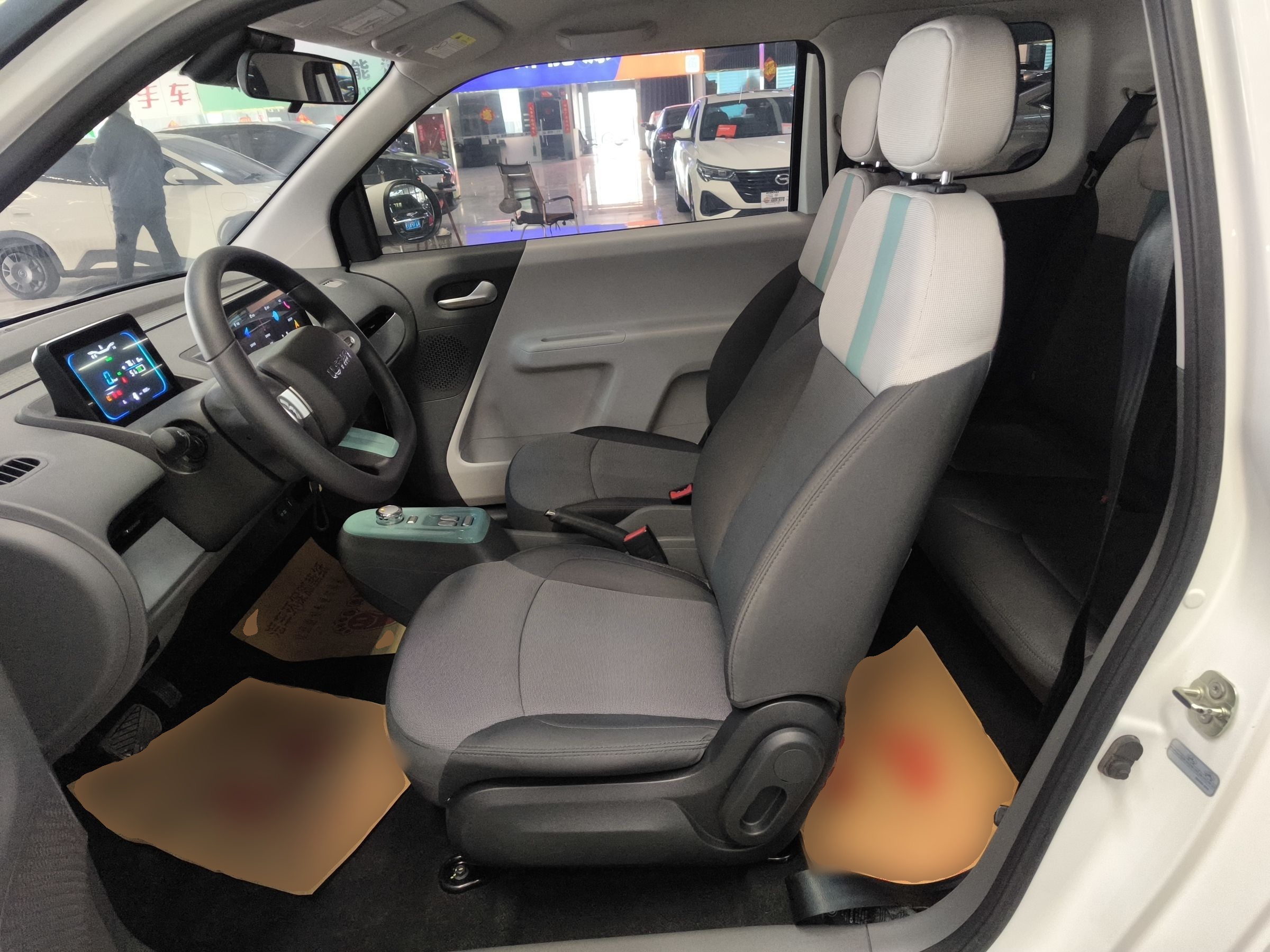 المقاعد الأمامية داخل السيارة