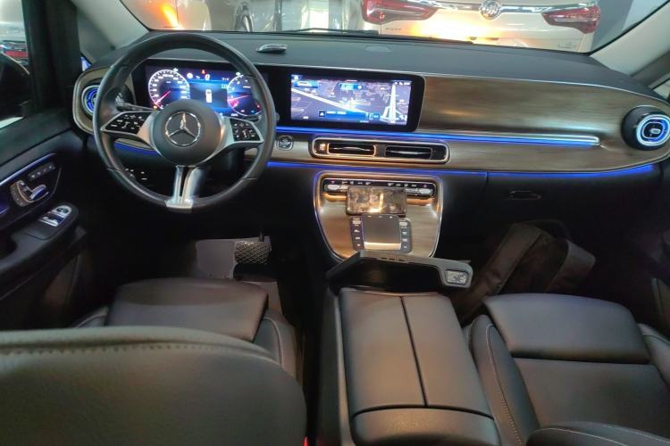 Used Mercedes-Benz V-Class 2024 V 300 Pilot Edition