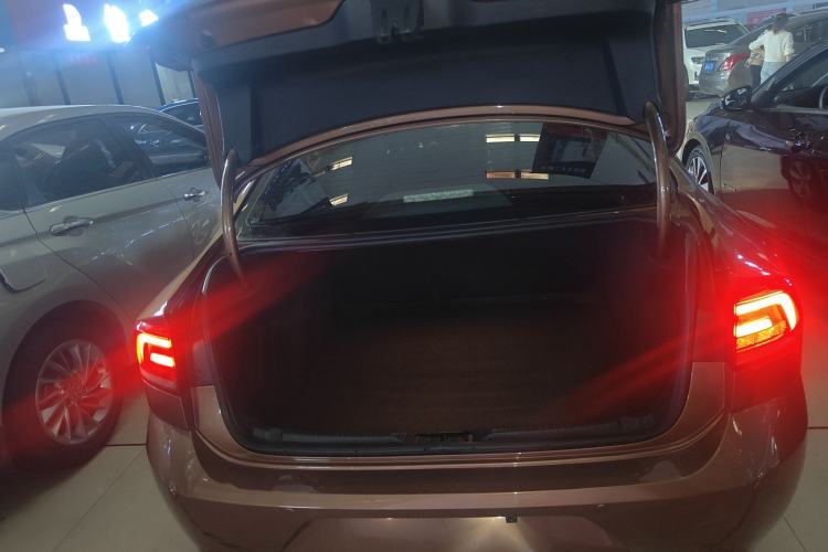 Used Volkswagen Lamando 2015 230TSI DSG Fashion Edition Trunk