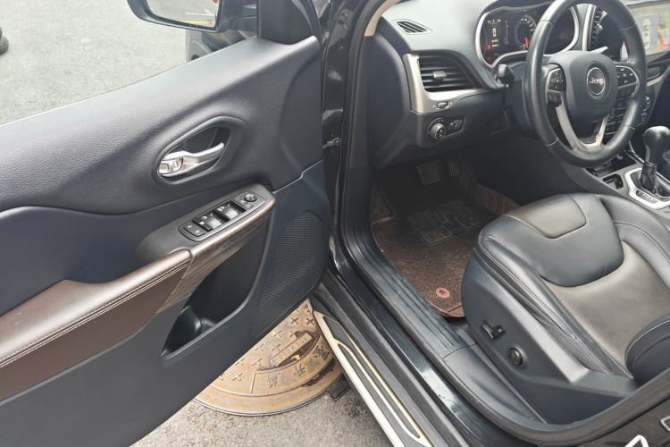 Used Jeep Cherokee 2016 2.4L Leading Edition
