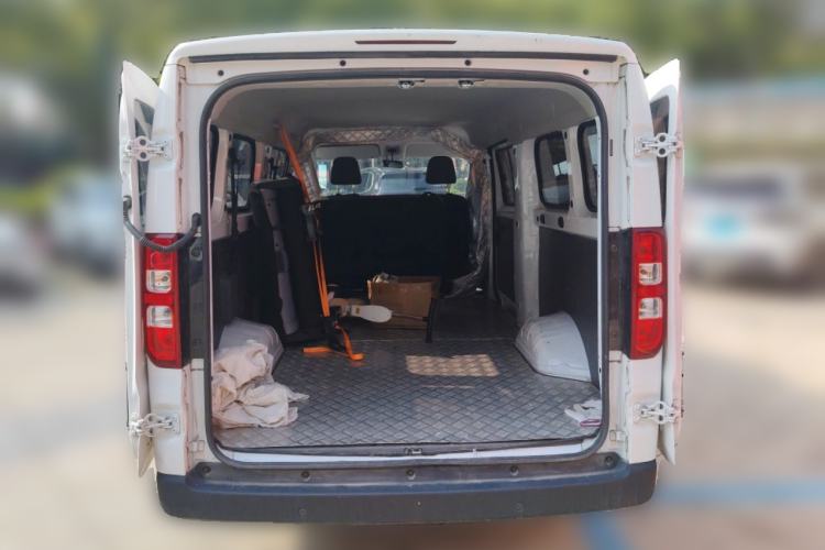 Used Wuling Yangguang 2024 300KM Comfort Version Passenger Van 75kW