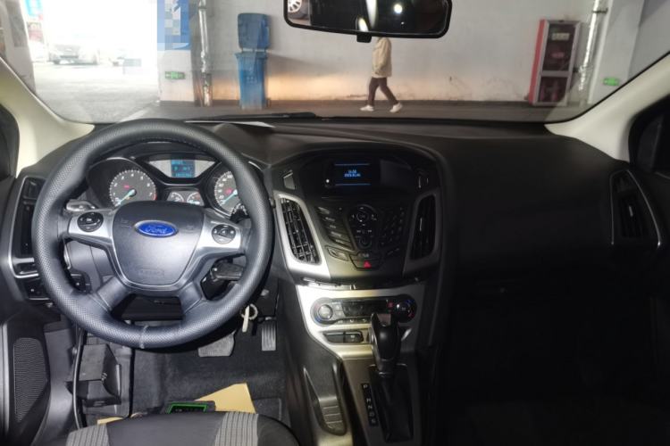 Used Ford Focus 2012 Hatchback 1.6L Automatic Fashion Edition Center Console