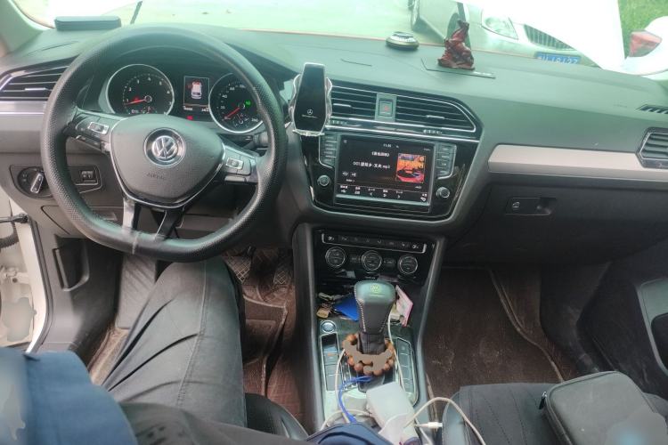 Used Volkswagen Tiguan L 2018 330TSI Automatic Two-Wheel Drive Luxury Edition Center Console