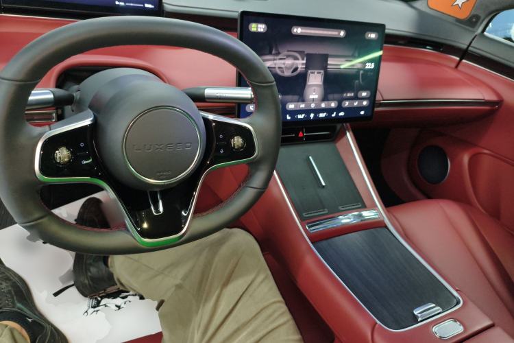 Used Hima Luxeed S7 2025 855 km Max Center Console