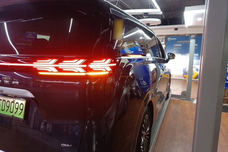 Used Denza D9 2022 DM-i 1040 Prestige Model
