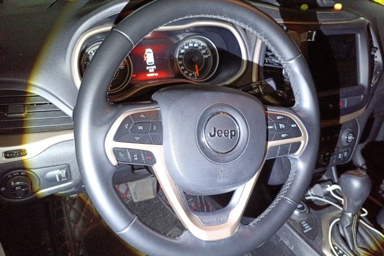 Used Jeep Cherokee 2017 2.4L Professional Smart Edition Steering Wheel