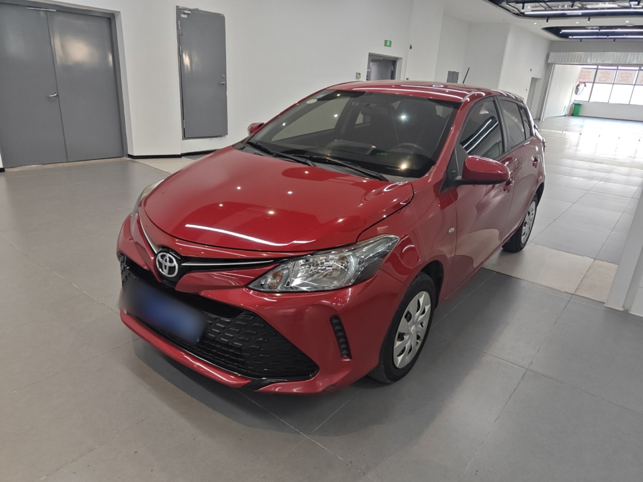 تحت مقدمة السيارة