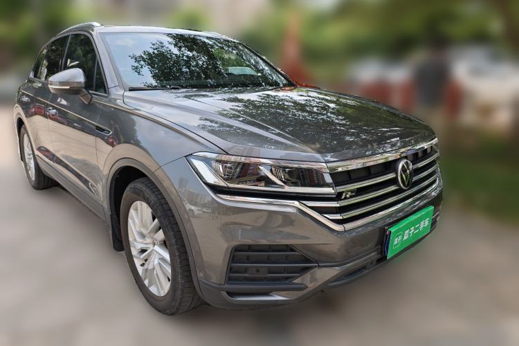 Used Volkswagen Touareg 2022 2.0 TSI Flagship Special Edition Front Right 45 Deg