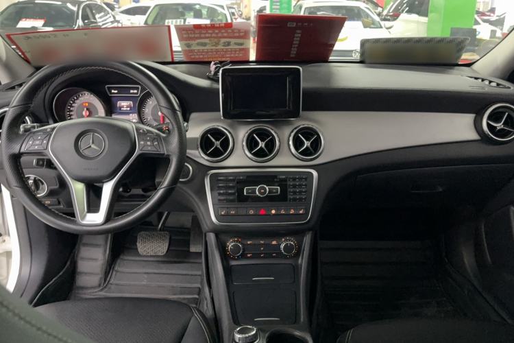 Used Mercedes-Benz GLA 2015 GLA 220 4MATIC Fashion Model Interior 4