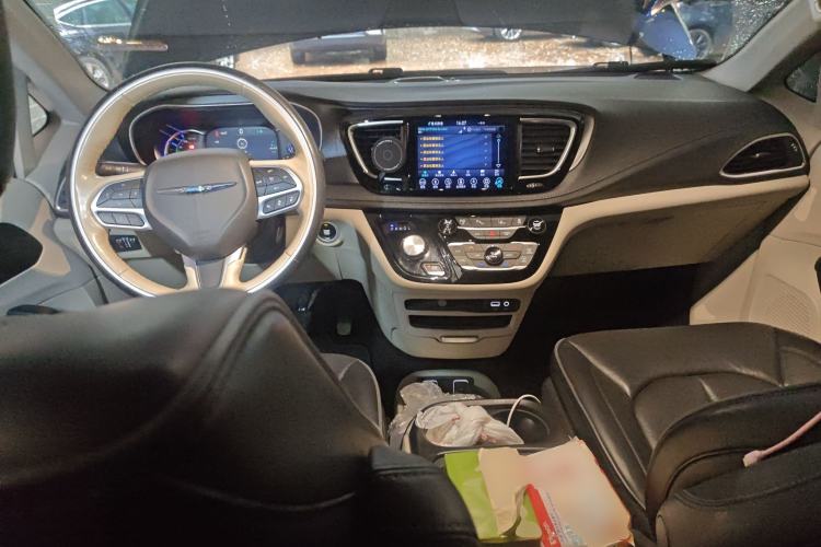 Used Chrysler Grand Voyager PHEV 2019 3.6L Plug-in Hybrid Center Console