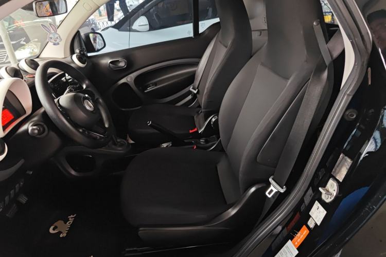 Used smart fortwo 2015 1.0L 52 kW hardtop Dynamic version
