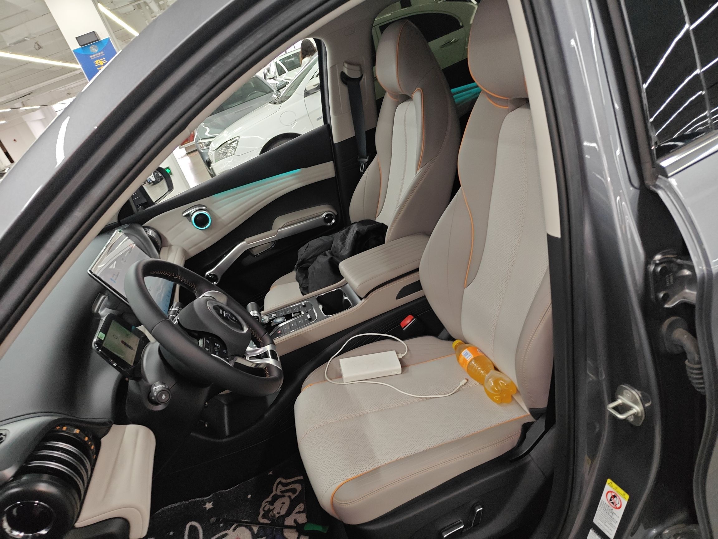 المقاعد الأمامية داخل السيارة