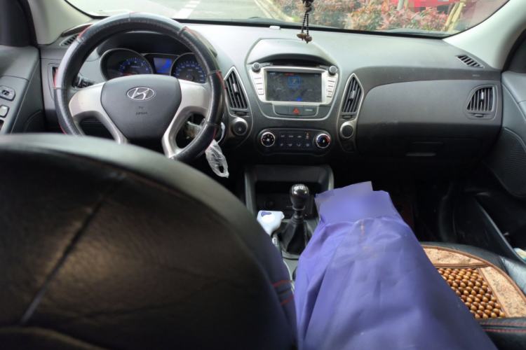 Used Hyundai ix35 2015 2.0L Manual Two-Wheel Drive Comfort Version China IV Standard Center Console