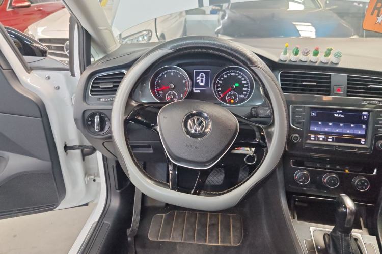 Used Volkswagen Golf 2017 1.6L Automatic Comfort Million-Vehicle Anniversary Edition
