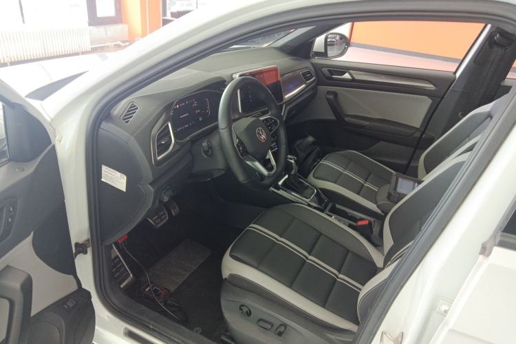 Used Volkswagen T-ROC 2023 300TSI DSG Two-Wheel-Drive Chen Guang Edition
