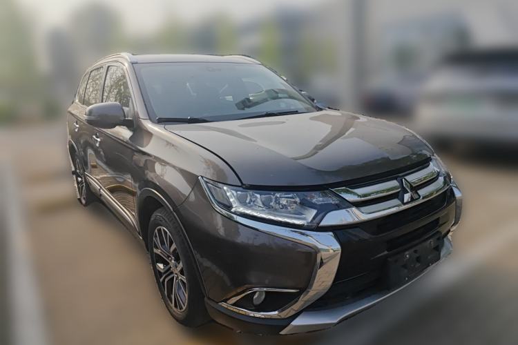 Used Mitsubishi Outlander 2018 2.4L 4x4 Elite Edition 5 Seats Front Right 45 Deg