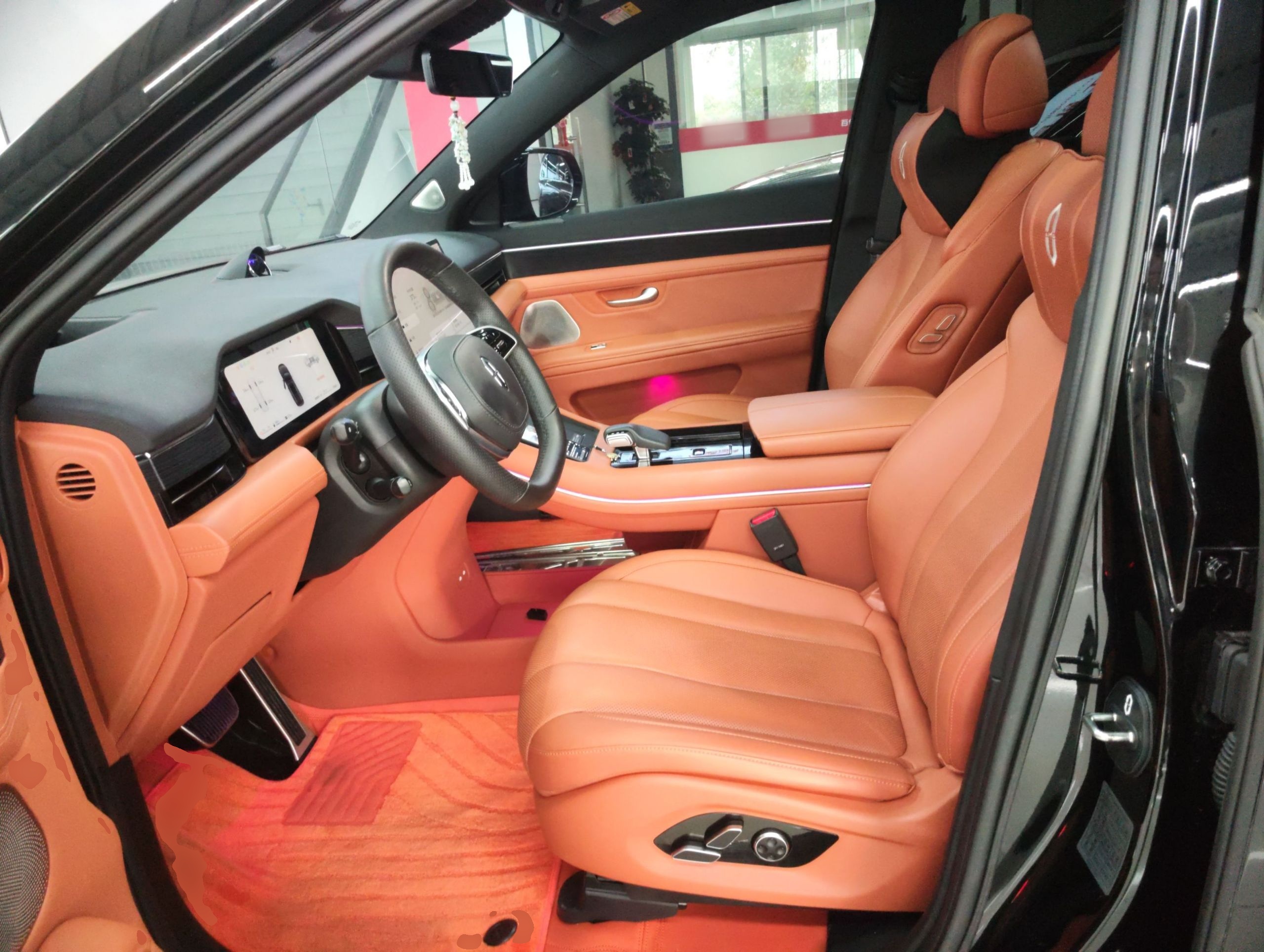 المقاعد الأمامية داخل السيارة