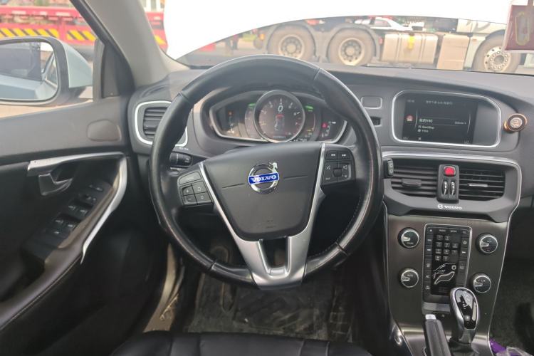 Used Volvo V40 2015 1.6T Zhiyi Edition
