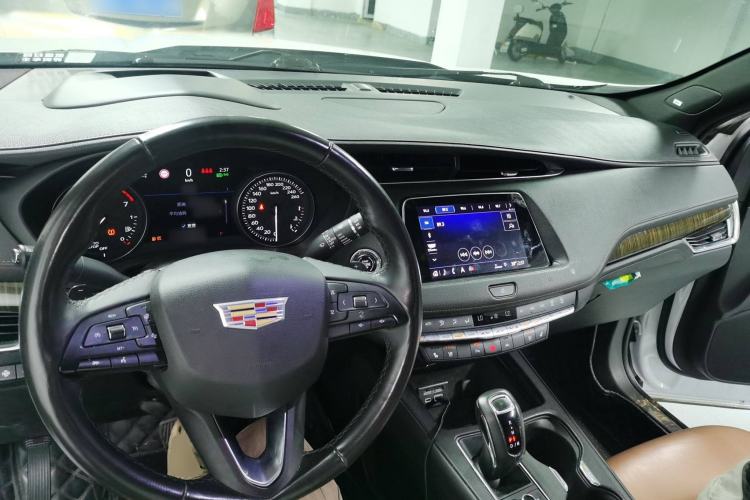 Used Cadillac XT4 2018 28T 4x4 Platinum Edition