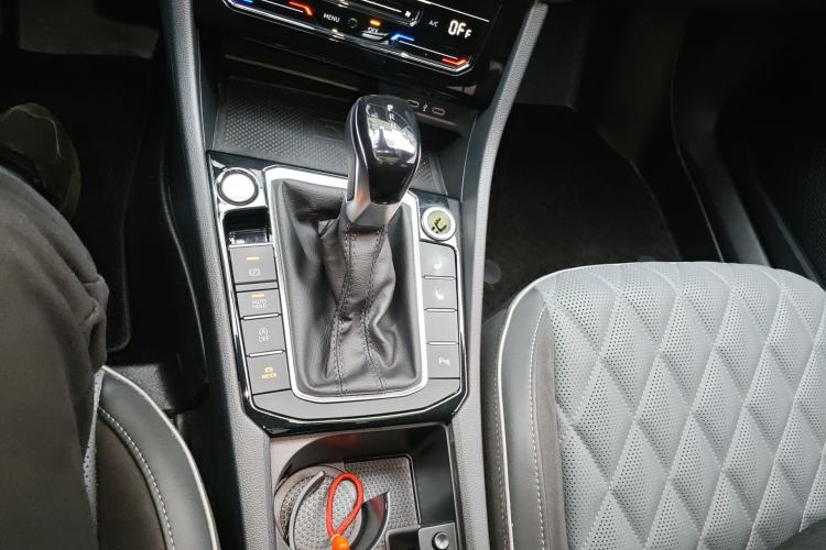 Used Volkswagen Sagitar 2023 300TSI DSG Excellence Edition Gear Lever