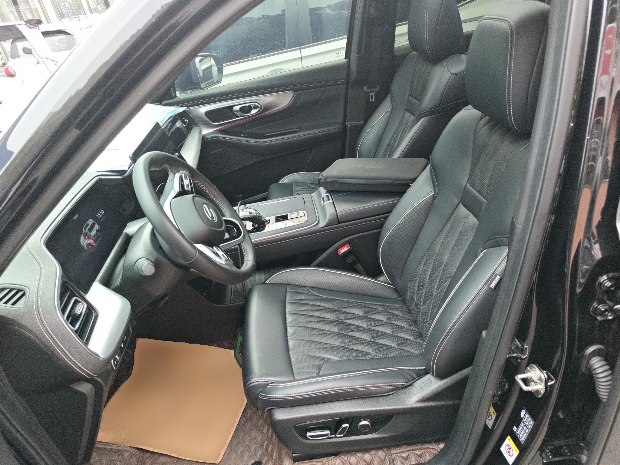 Переднее сиденье в автомобиле