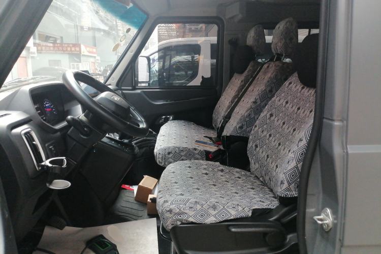 Used Iveco Daily 2023 2.5T A35M1 Multi-Purpose Passenger Vehicle Short Wheelbase Low Roof Single Tire Manual Transmission with Automatic Option