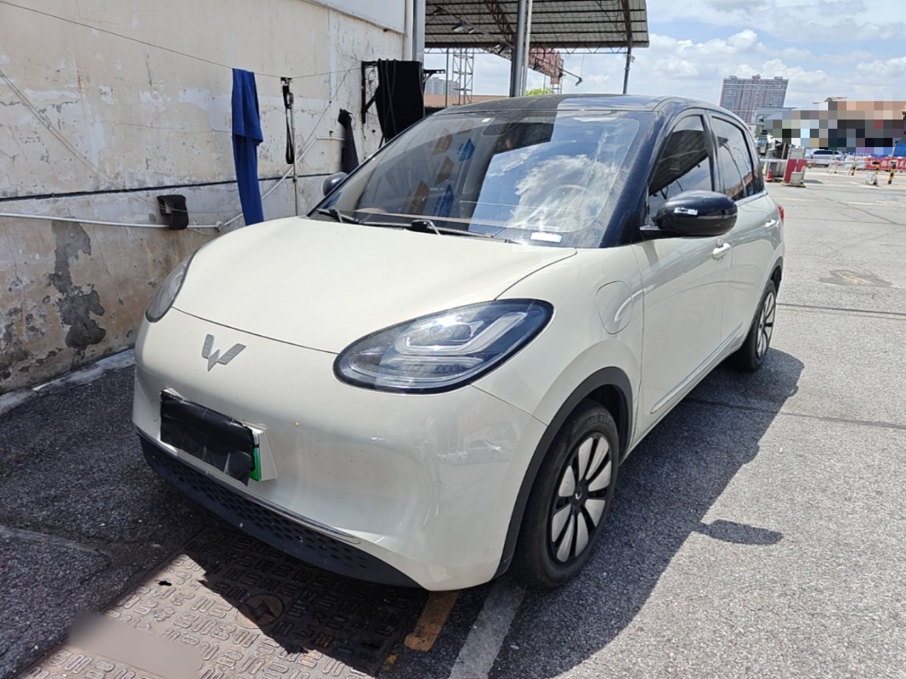 Под передней частью автомобиля