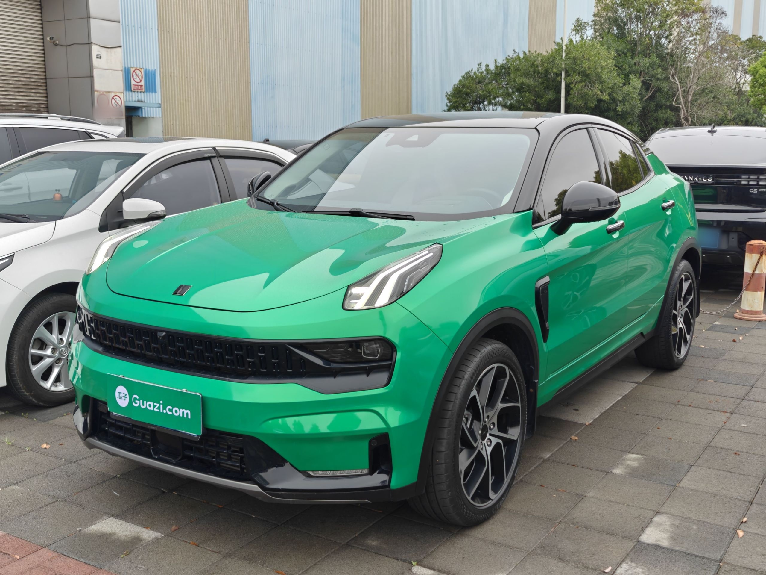 Под передней частью автомобиля