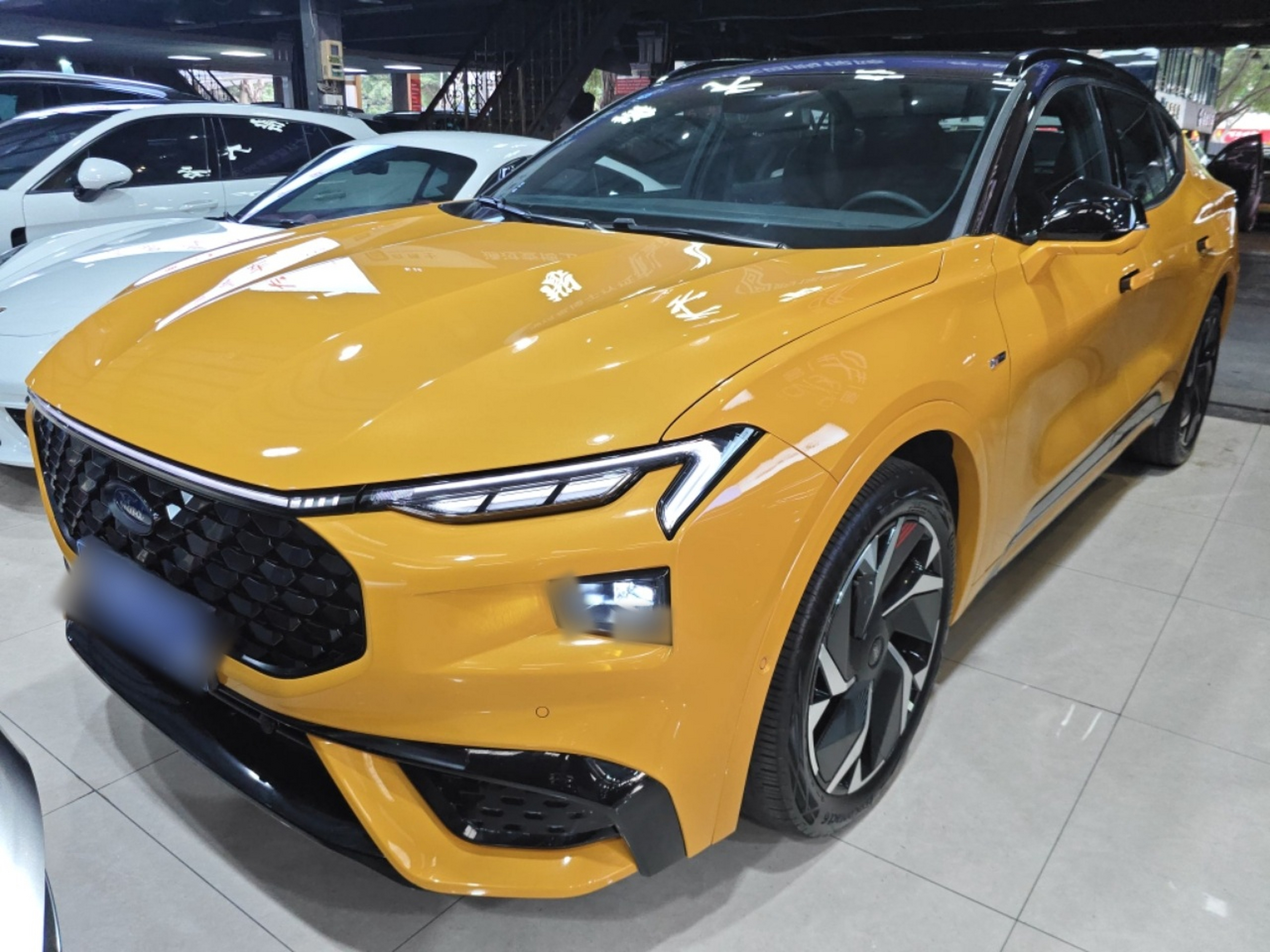 تحت مقدمة السيارة