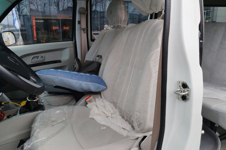 Used Jinbei Hiace X30 2024 1.5L Wealthy-Style Passenger Van 5/6/7 Seater with Front-Mounted Air Conditioning